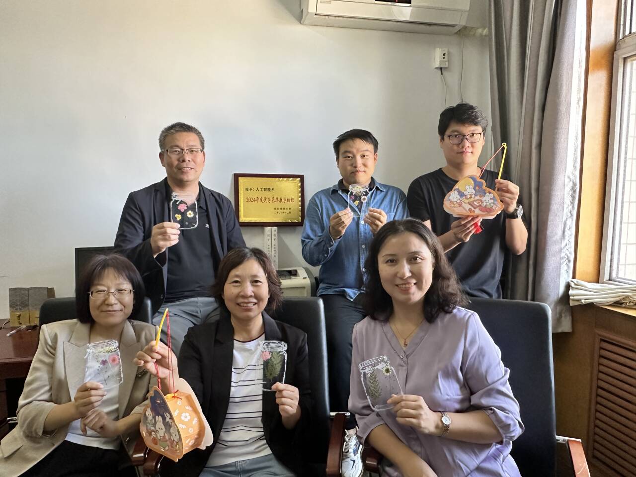 照片1-人工智能教研室“迎中秋手工制作”合影